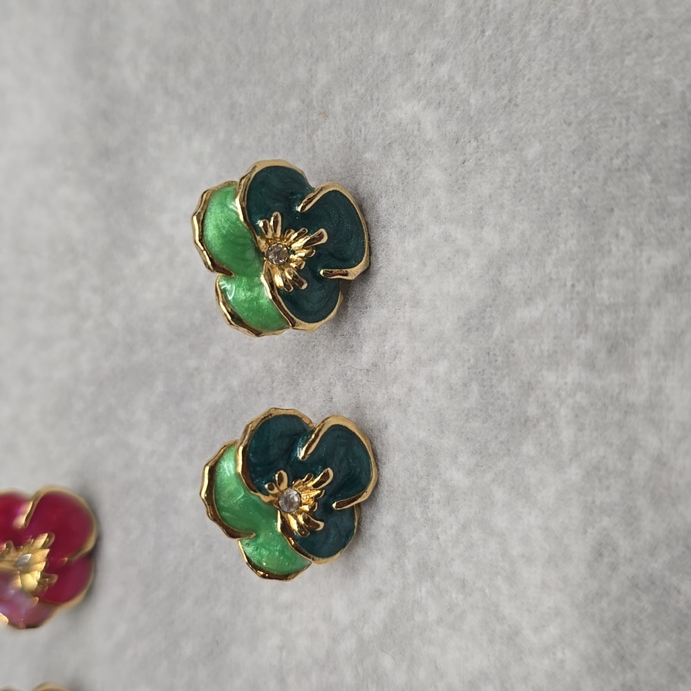 Avon Green Pansy Earrings